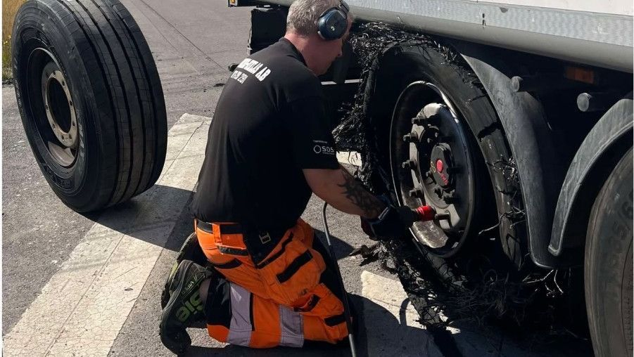 bärgare fixar däcken