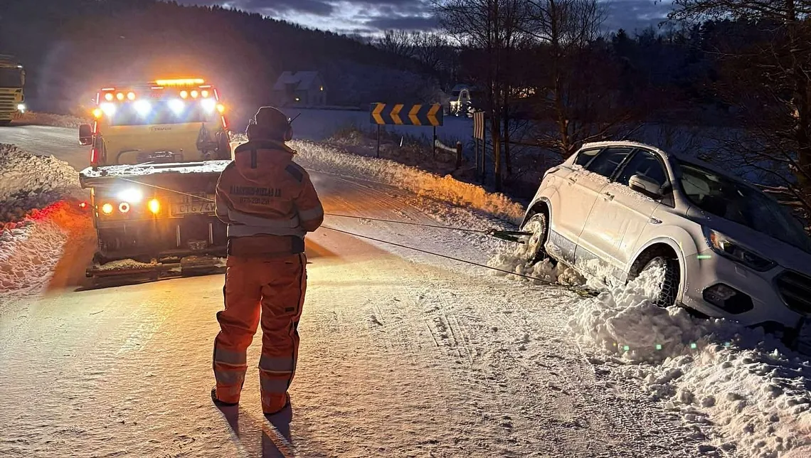 bil har kört av vägen och får hjälp av bärgare