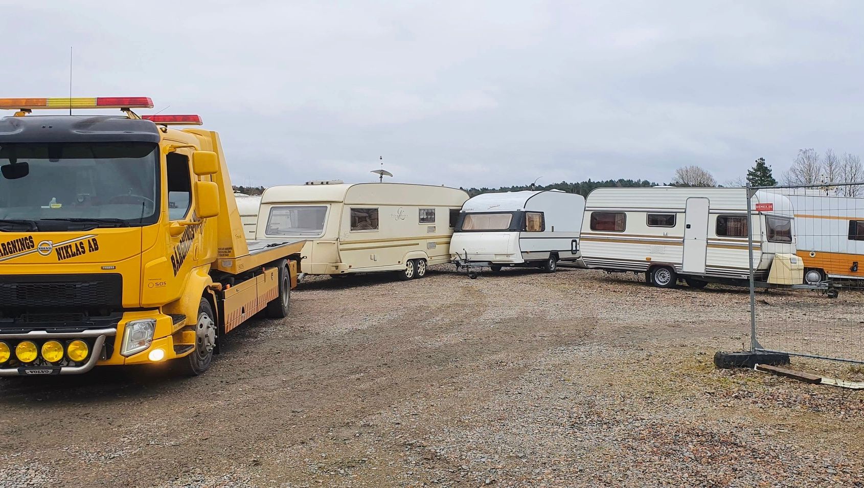 En stor bärgare framför flera små