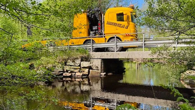 orange bärgare åker över bro
