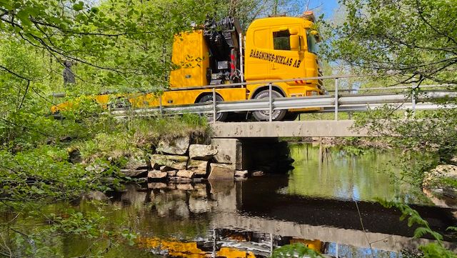orange bärgare åker över bro